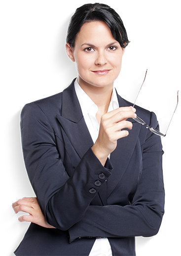 Dunkelhaarige Frau in Business-Outfit: Blazer und weißes Oberhemd. Sie hat die Arme verschränkt und trägt ihre Brille an einem Bügel. Sie schaut mit ihren dunklen Augen vertrauensvoll in die Kamera.