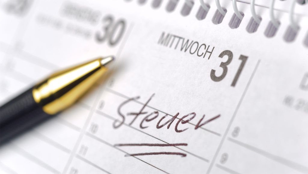 Kalenderseite mit Spiralbindung. Mit einem schwarzen Stift ist handschriftlich das Wort "Steuer" notiert, zwei Linien sind darunter gezogen. Das Bild deutet auf die wichtige Steuerfrist am 31. März hin.